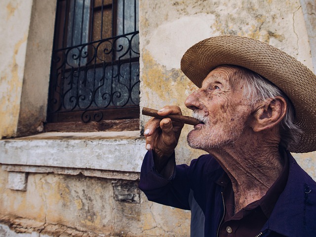 elderly-moving-help-640x480-37512139.jpeg